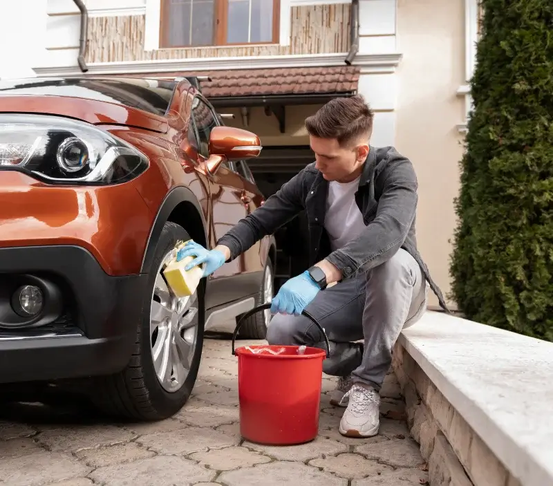 Lavage auto à domicile Villeneuve-du-Latou : professionnel intervenant sur un véhicule